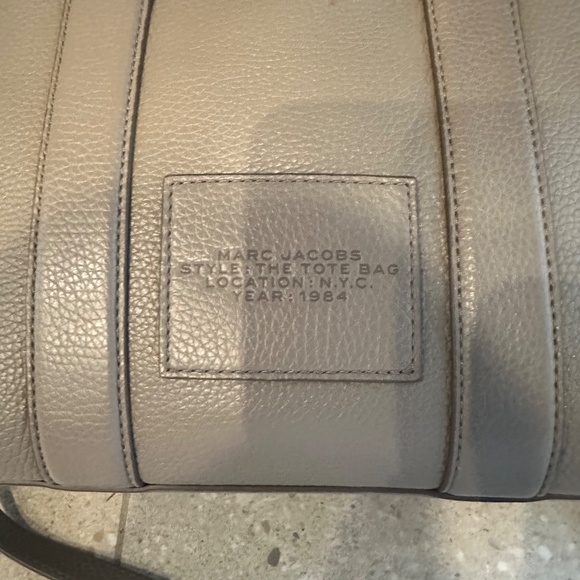 MARC JACOBS THE TOTE BAG SMALL CEMENT - Picture 12 of 16